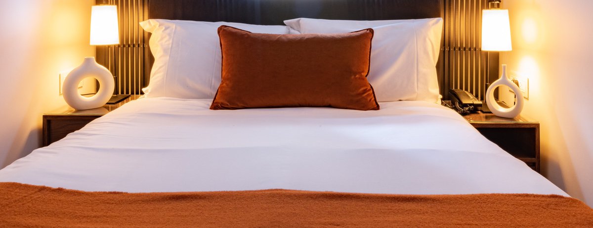 lasuitewest's tweet photo. The nights are drawing in - time to cosy up with our Autumn Winter Offer
Save 20% on 3 night stays https://t.co/62x98HNqWu
#autumnwinteroffer #hoteloffers #londonhoteloffer #bayswater @bespokehotels https://t.co/rdxfMoYnbG