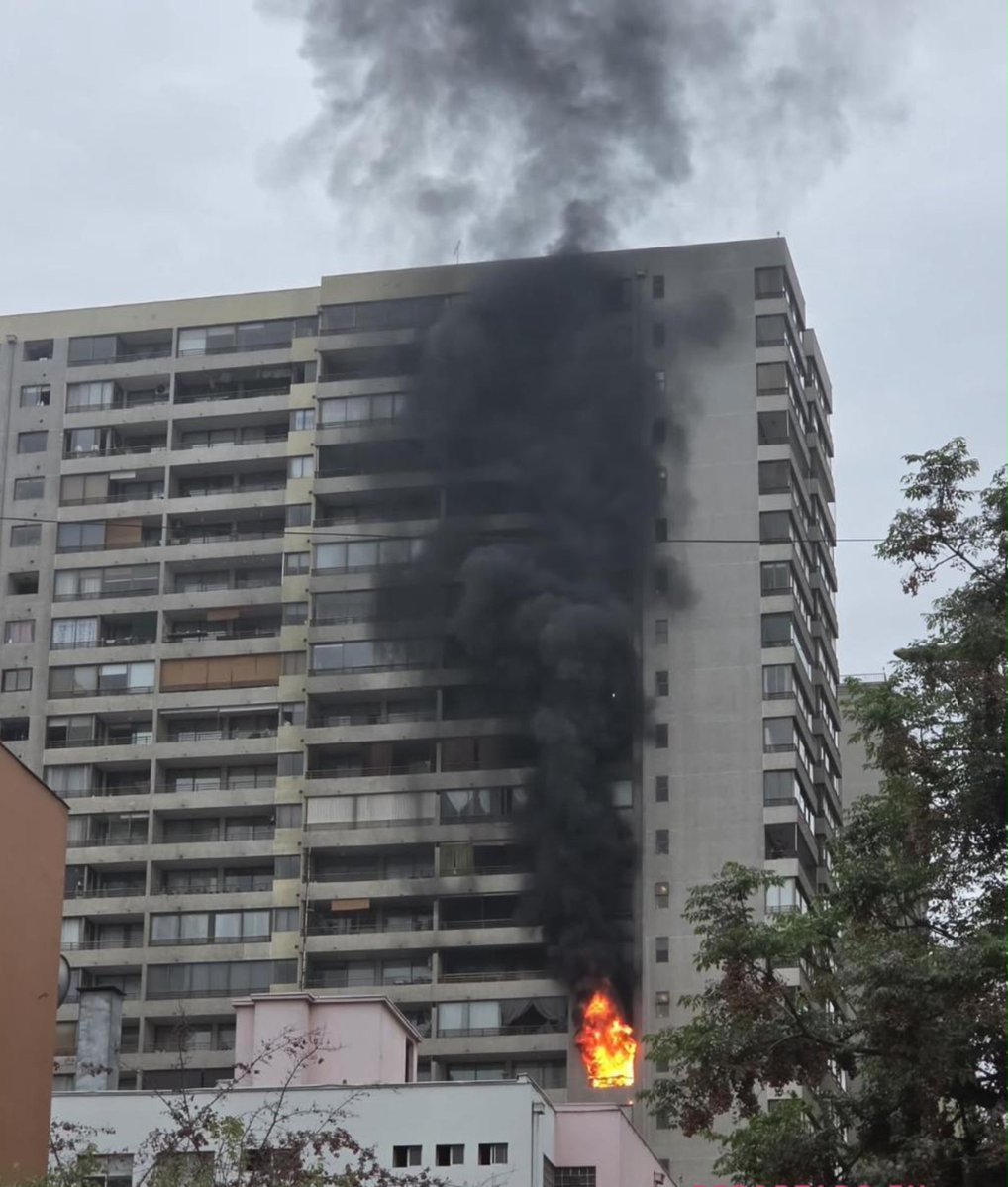 cbsantiago's tweet photo. 🔴 AHORA: incendio en 12° piso de  edificio ubicado en Santo Domingo y San Martin, en la comuna de Santiago. El Cuerpo de Bomberos de #Santiago responde con voluntarios y máquinas de 10 Compañías.
@Comandantecbs 
@Muni_Stgo https://t.co/br3FI1xVgL