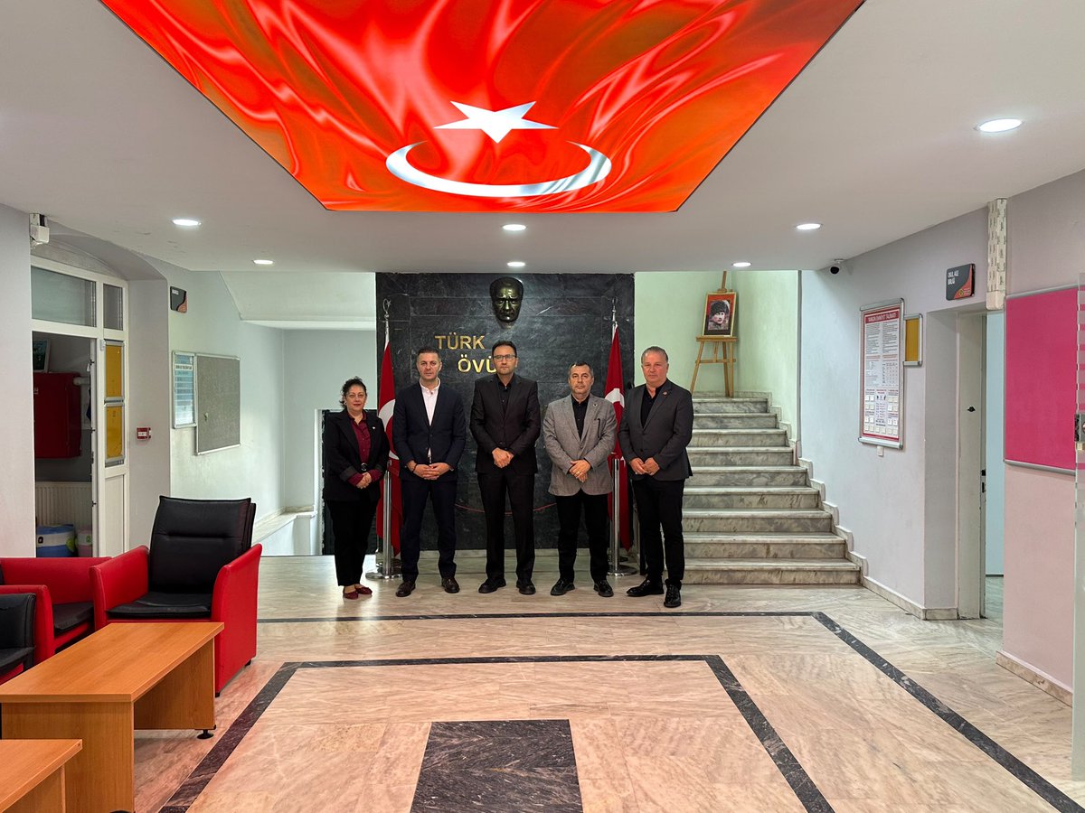 mhp_maltepe's tweet photo. Milliyetçi Hareket Partisi Maltepe İlçe Başkanlığı olarak, İlçe Sekreterimiz Sn. Enes Ak ve İlçe Yöneticilerimiz ile birlikte Maltepe Feyzullah Ciner Ortaokulu’nu ziyaret ederek Okul Müdürü Sn.Selim İbbiği ve kıymetli öğretmenlerimizle bir araya geldik.

Eğitim-öğretim faaliyetleri hakkında istişarelerde bulunarak, okulumuzun ihtiyaç ve çalışmaları hakkında değerlendirmelerde bulunduk.

Nazik ev sahiplikleri ve samimi karşılamaları dolayısıyla okul müdürüne ve öğretmenlerimize teşekkür ediyor, eğitim camiamıza çalışmalarında başarılar diliyoruz.