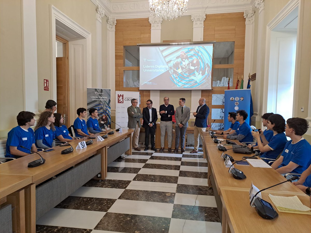 CatedraTEF_UEx's tweet photo. 🚀 ¡Líderes Digitales Universitarios ya está en marcha en Cáceres!

Hoy vivimos una jornada llena de talento, ideas, debate y competencias digitales con estudiantes universitarios dispuestos a demostrar todo su potencial. 💡

📸 Compartimos algunos momentos de #LDU2026 https://t.co/HNLoa85J9T