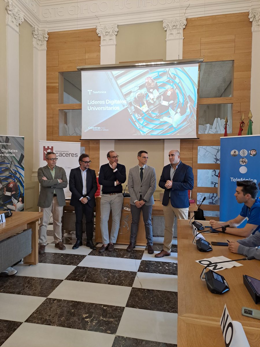 CatedraTEF_UEx's tweet photo. 🚀 ¡Líderes Digitales Universitarios ya está en marcha en Cáceres!

Hoy vivimos una jornada llena de talento, ideas, debate y competencias digitales con estudiantes universitarios dispuestos a demostrar todo su potencial. 💡

📸 Compartimos algunos momentos de #LDU2026 https://t.co/HNLoa85J9T