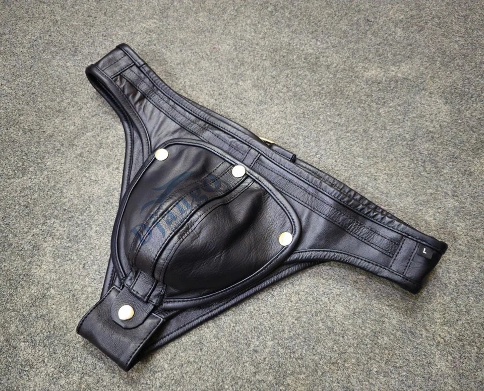 DJANGOENT's tweet photo. 🎃 Look closer. The details matter. 🖤 Clean stitching, layered leather panels & contrasting hardware give this piece its distinctive Halloween character. 🔥
https://t.co/0kIVyfm9Ca
#LeatherCraft #HandmadeLeather #LeatherFashion #Craftsmanship #AlternativeStyle #DarkFashion https://t.co/rKjfgULeFQ
