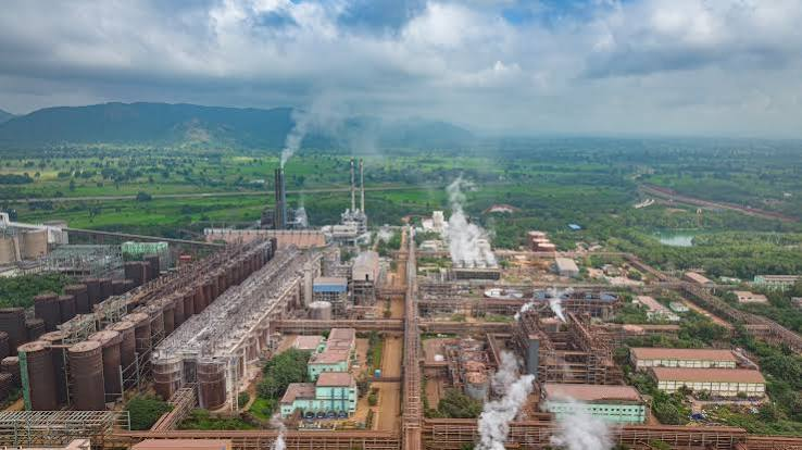 World_Data_A's tweet photo. .
Odisha is India’s mining superpower. Lanjigarh is the world’s second-largest alumina refinery outside China. The ALUMINA surplus runs through them

India’s alumina surplus has one engine, and it sits in Odisha: Vedanta’s Lanjigarh refinery.

-- Odisha produces roughly 70–75% of India’s bauxite, more than half of its iron ore, and nearly all of its chromite. In FY2025 it was the country’s largest mining economy.
-- Lanjigarh, in Kalahandi, went from 2 million tonnes of alumina a year to 5. Vedanta calls it the world’s second-largest alumina refinery outside China, and about 38% of India’s alumina output.
-- Quarterly output at the plant rose from 431 kt in early 2025 to 895 kt in the quarter ended September 2026.
- India exported 2.5 Mt of alumina in the first half of 2026, up 51%. Net exports nearly quadrupled to 1.72 Mt.

The catch is still the ore. National bauxite imports rose 20% to 4.9 Mt in 2025, and less than 5% of India’s bauxite reserves are under mining lease. The southwest belt that holds about 42% of those resources, Kalahandi, Koraput, Rayagada, Malkangiri,  is still poorer than the state around it.
Sources. @bsindia, PSU Connect, @Vedanta_Group