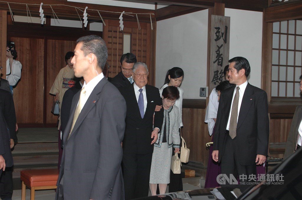 Jasper618Chang's tweet photo. 靖国神社には、約２万８千人の台湾出身の戦没者も祀られています。台湾人にとっても、家族の記憶につながる場所です。

李登輝元総統も2007年６月７日、そこで祀られている兄・李登欽を悼むために参拝しました。兄は1945年、マニラで戦死しています。

李登輝氏は、若い頃に中国共産党へ入党した経験もあります。しかし、そのやり方に疑問を抱き、離党しました。その後は、中国共産党に厳しい姿勢を取り、台湾の民主主義と自由を守る立場を貫きました。

靖国神社をめぐる話には、こうした台湾人の歴史もあることを知っていただければと思います。

https://t.co/X7NxEgrapc