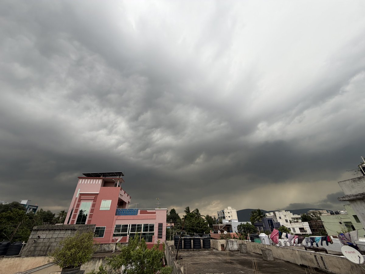 vizagweatherma9's tweet photo. Vizag get ready for Dolby atmos in few areas ⛈️ https://t.co/W4XHO1ERXV