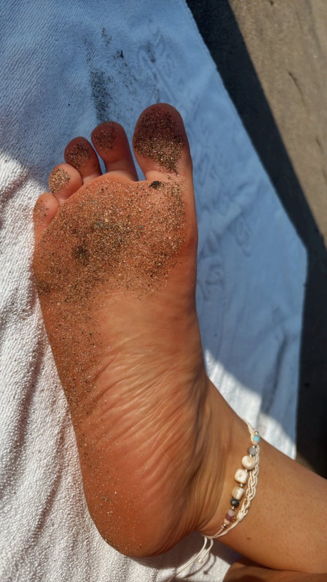 SydneyGodd66886's tweet photo. What do you think of my sandy toes https://t.co/pl1N6FARu3
