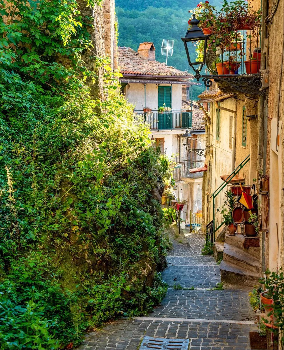 visit_lazio's tweet photo. #AnticoliCorrado, in provincia di #Roma, è un borgo affacciato sulla #ValleDellAniene e arroccato sui #MontiRuffi. Per oltre un secolo e mezzo è stato meta prediletta di artisti da tutto il mondo 

📷 Ig jakewcarson.90

#VisitLazio #CeTuttoUnLazioIntorno https://t.co/Gf6NjLWb4I
