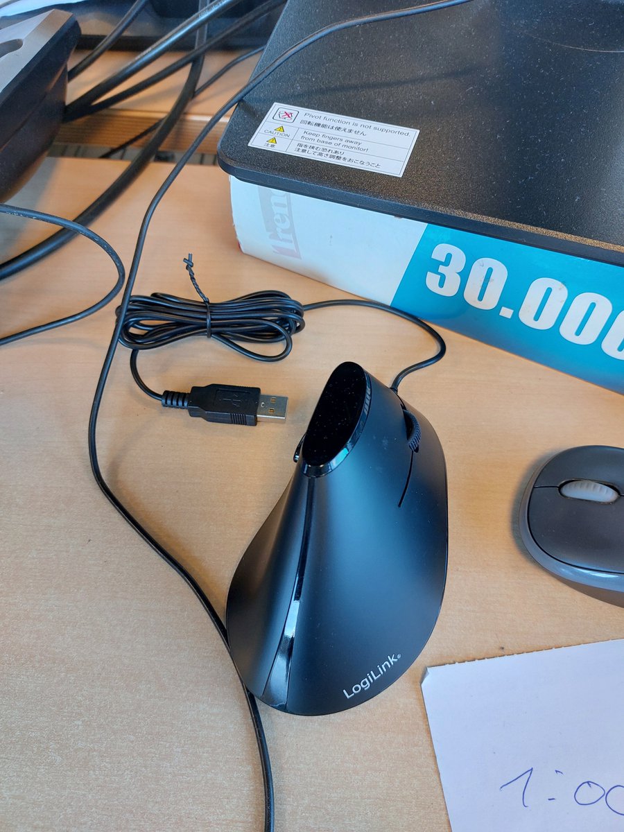 m1blan's tweet photo. @_Olivia_Vtuber An ergonomic mouse https://t.co/0CJUCkjYmM