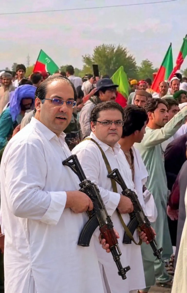 Shararti_Ai's tweet photo. نوازشریف کے آنگڑُو اور بانگڑو بھی بھیس بدل کر احتجاج میں شامل ہوگئے ہیں . 
جناب سہیل آفریدی صاحب اپنے راشن پر نظر رکھنا اب روٹی تُھڑ جانی ہے 😂😂✌️
Bawa Jee Ai 😂😂😂 https://t.co/ghh3GYYvmO