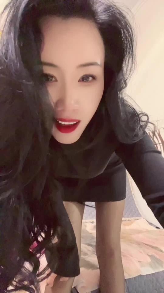 yukikanda522's tweet photo. 我看起来温温柔柔的，长发遮脸，红唇微启……  其实裙子很短，丝袜很薄，腿也交叠着故意给你看，想碰吗？ https://t.co/q3qDw1UEdc