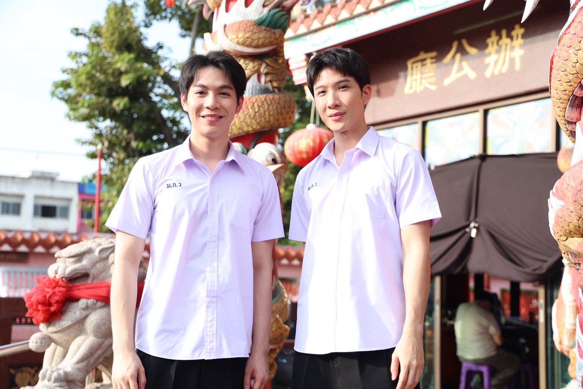 firstsoftie's tweet photo. ESTOY GRITANDO, VAMOS A TENER CHILDHOOD FRIENDS TO LOVERS O HIGH SCHOOL TO LOVERS? NONONO ESTOY CAMINANDO POR LAS PAREDES 

#TheInvisibleDragonQ1 #firstkhaotung https://t.co/qZ2F0ZdAgW