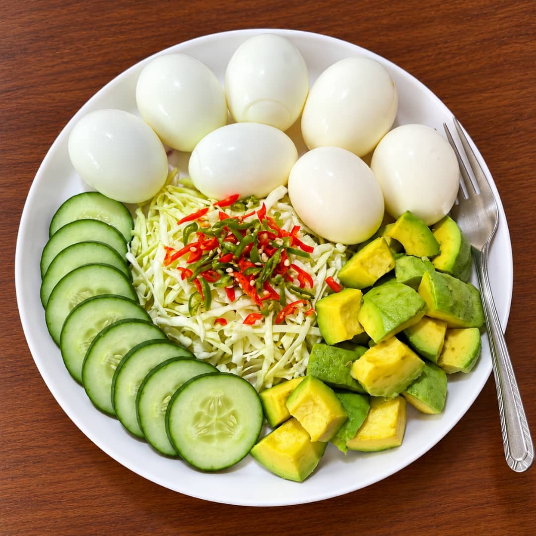 g_diets_'s tweet photo. This plate is what your body has been BEGGING for.
— Eggs → pure muscle fuel.
— Avocado → belly-fat killer fats.
— Cabbage + peppers → gut-sweeping fiber.
— Cucumber → hydration, no sugar crash.

NO bread.
NO noodles.
NO fake swallows.
NO sugar bombs.

You say you want to lose weight.
You say you want glowing skin.
You say you want energy.

But your plate looks like a carb graveyard — filled with rice mountains, bread towers, sugar oceans.

Let me be blunt:
You can’t pray your belly away.
You can’t wish your cravings away.
You can’t keep eating like trash and expect to “magically” heal.

This right here is the truth:
Your healing starts at the end of your fork.

A lot of you won’t even be able to finish it, because it will satisfy you easily.

Don’t forget to reach out for a well-structured meal plan. Share and tag your friends.