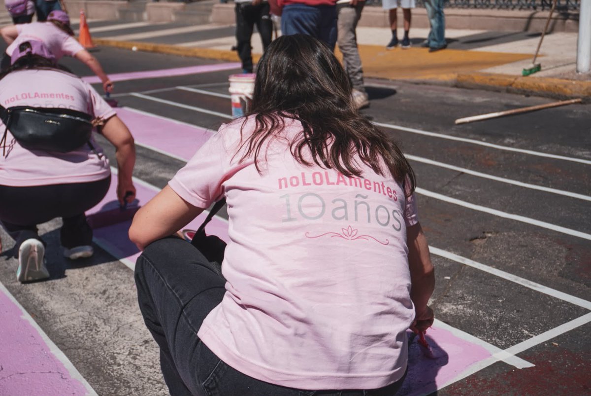 Munilarioja's tweet photo. 💗 La Ciudad se viste de rosa por la prevención

‼️ En el marco del Mes Rosa, el Municipio Capital y Nololamentes se unieron para llevar un mensaje de concientización a las calles de nuestra ciudad.

Juntos, pintamos de rosa las sendas peatonales del centro, transformando https://t.co/5yG4akNjWE
