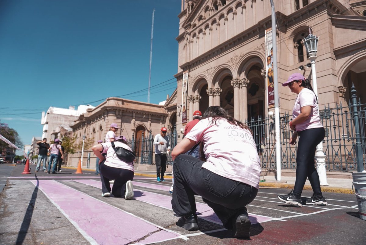 Munilarioja's tweet photo. 💗 La Ciudad se viste de rosa por la prevención

‼️ En el marco del Mes Rosa, el Municipio Capital y Nololamentes se unieron para llevar un mensaje de concientización a las calles de nuestra ciudad.

Juntos, pintamos de rosa las sendas peatonales del centro, transformando https://t.co/5yG4akNjWE