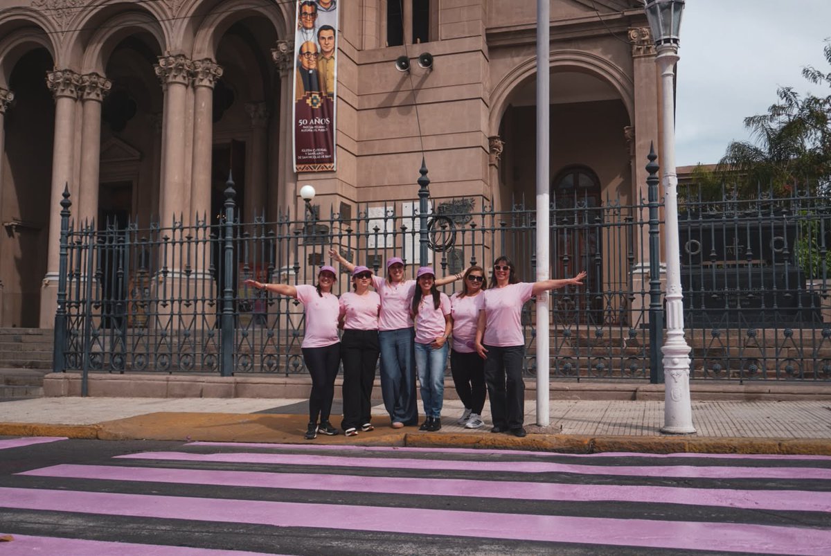 Munilarioja's tweet photo. 💗 La Ciudad se viste de rosa por la prevención

‼️ En el marco del Mes Rosa, el Municipio Capital y Nololamentes se unieron para llevar un mensaje de concientización a las calles de nuestra ciudad.

Juntos, pintamos de rosa las sendas peatonales del centro, transformando https://t.co/5yG4akNjWE