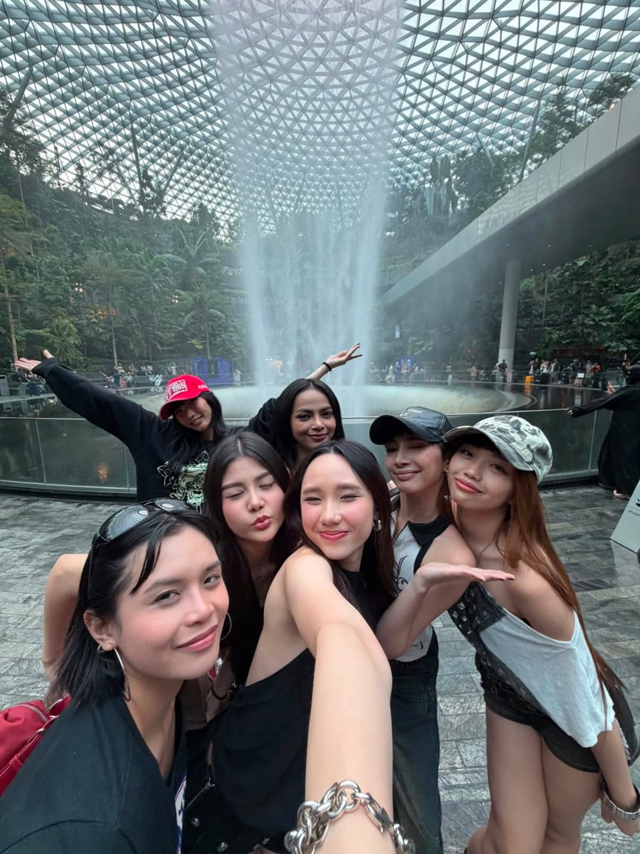 XonaraPH's tweet photo. XONARA at Singapore Changi Airport.ᐟ ₊⊹♡

© IG BC ⟩ @OfficialXonara https://t.co/cQQI7rQOAD