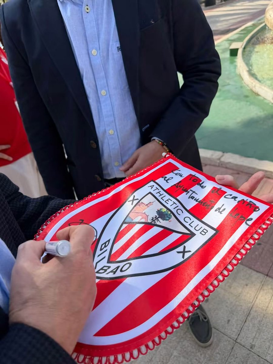 gabarradelepe's tweet photo. Muchas gracias por acompañarnos en la celebración de nuestro XXV Aniversario y el XXII Congreso de Peñas de la Zona Suroeste del @AthleticClub
Un fin de semana de reencuentros, amistad y sentimiento por unos colores que nos unen sin importar la distancia.
❤️🤍 Beti Zurekin! 🦁 https://t.co/7zae3tSWXb