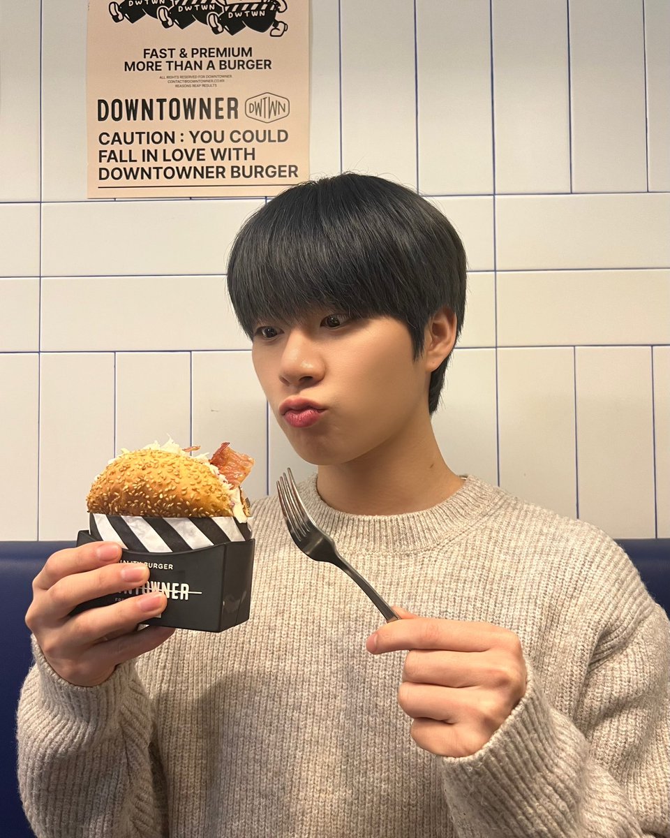bhmluv's tweet photo. #현보싶 
🍔🤍 https://t.co/fFkgJRCqT8