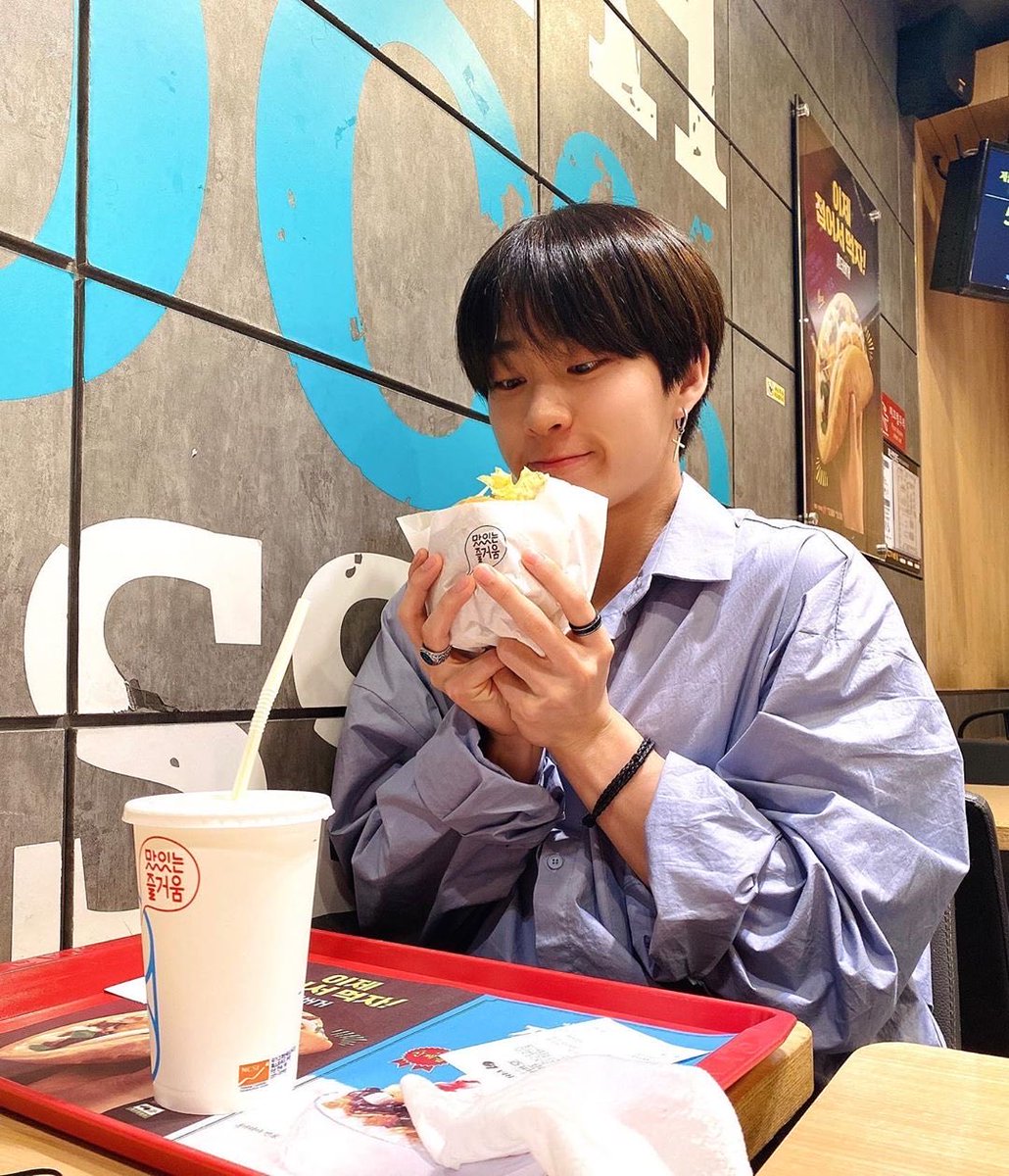 bhmluv's tweet photo. #현보싶 
🍔🤍 https://t.co/fFkgJRCqT8