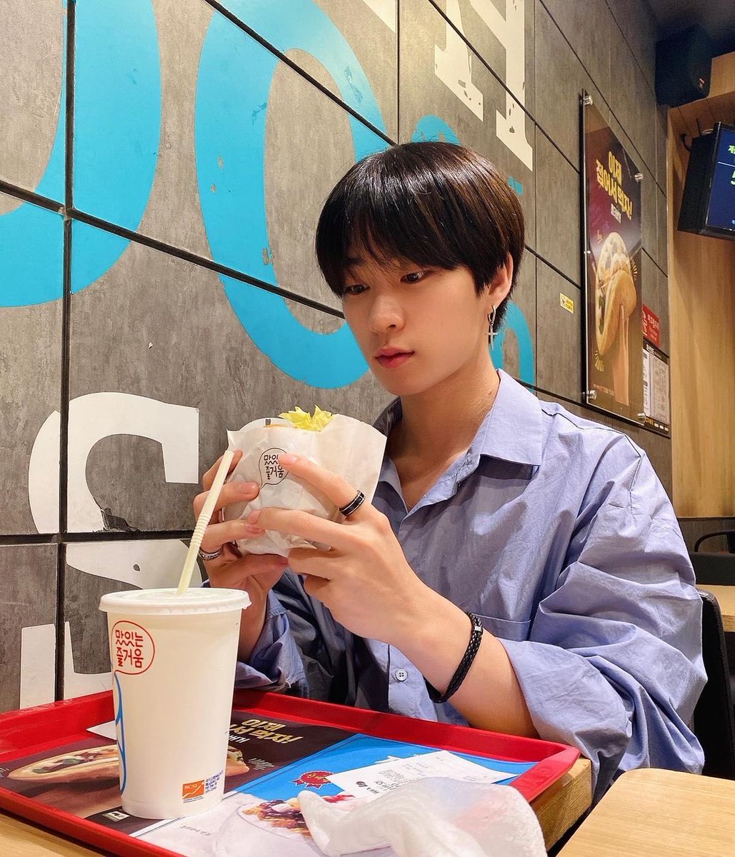 bhmluv's tweet photo. #현보싶 
🍔🤍 https://t.co/fFkgJRCqT8