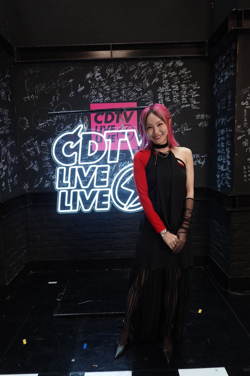 LiSA_OLiVE's tweet photo. #CDTVライブライブ 様にて「ソフィリア」をテレビ初歌唱、お届けしました。

想いが溢れすぎました‥！ペース配分みたいな冷静さゼロで叫びすぎた‥！止められませんでした。深海で叫んだ気持ち。輪花さんと吐夢さんが傍にいる温度感じました。居た‥！絶対に‥！
テレビの前で見届けてくださったみなさん、ありがとうございました。

#映画マッチング と共に劇場で、そして、内田英治監督、唯島輪花役の土屋太鳳さん、永山吐夢役の佐久間大介さんにも想いを注いでいただいた #LiSA_ソフィリア のMVと共に、お楽しみいただけますように。
https://t.co/RDdOqtA4B6

そして12/2発売の #りさべすと "LOUD"に「ソフィリア」も収録されます。ラブレター(CD)でも叫びます。

さて、来週より日本全国ホールツアー #LiSA_LACEUP ツアーが始まります。
大切に歌い届けます🪼よろしくお願いします！

【HP】https://t.co/SjtAfKwDPY
