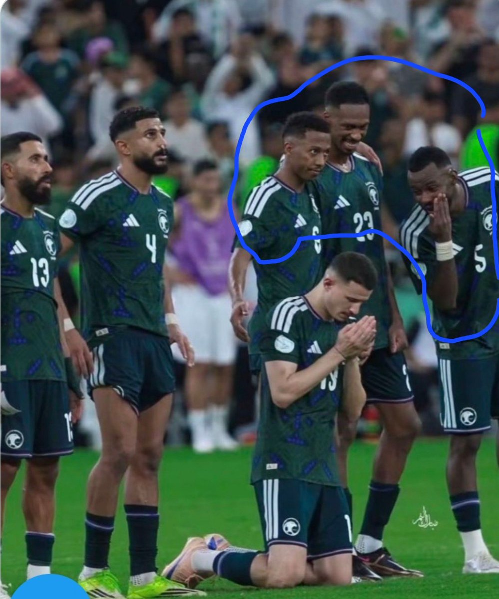 Barce_24d's tweet photo. المشهد لا يحتاج شرحا كثيرا: لاعب يتضرع لله أن يوفق منتخب بلاده، والثلاث الكوكباني خلفه يتغامزون ويضحكون . إن كان الضحك على دعائه فهذه ليست خفة ظل ، بل استخفاف بمشاعر زميل وبقدسية لحظة يعيشها مع منتخب الوطن.
ياترى ما هو السبب في تصرفهم الغير مسؤول؟‼️ https://t.co/uGTLA9aa2o