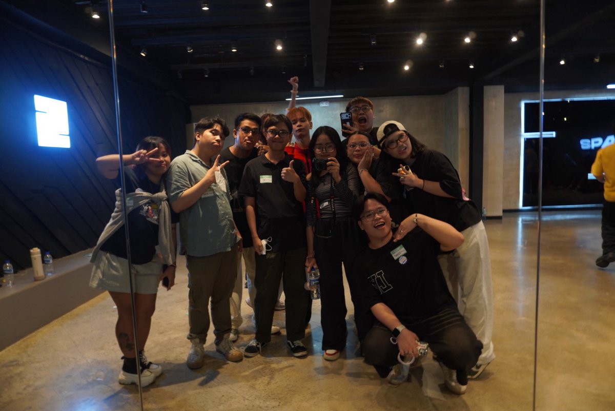 _lvr4ash's tweet photo. i miss you guys so much alreadyyy :(( https://t.co/NkSgPPRYkq