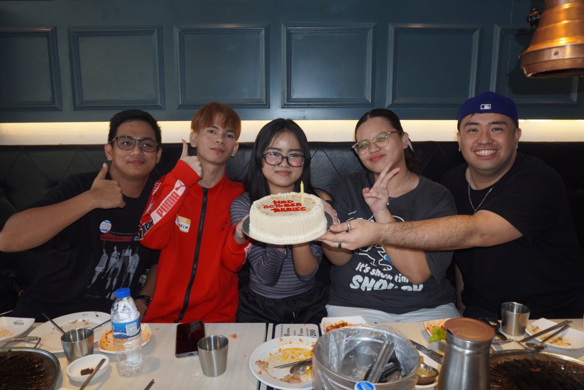 _lvr4ash's tweet photo. i miss you guys so much alreadyyy :(( https://t.co/NkSgPPRYkq
