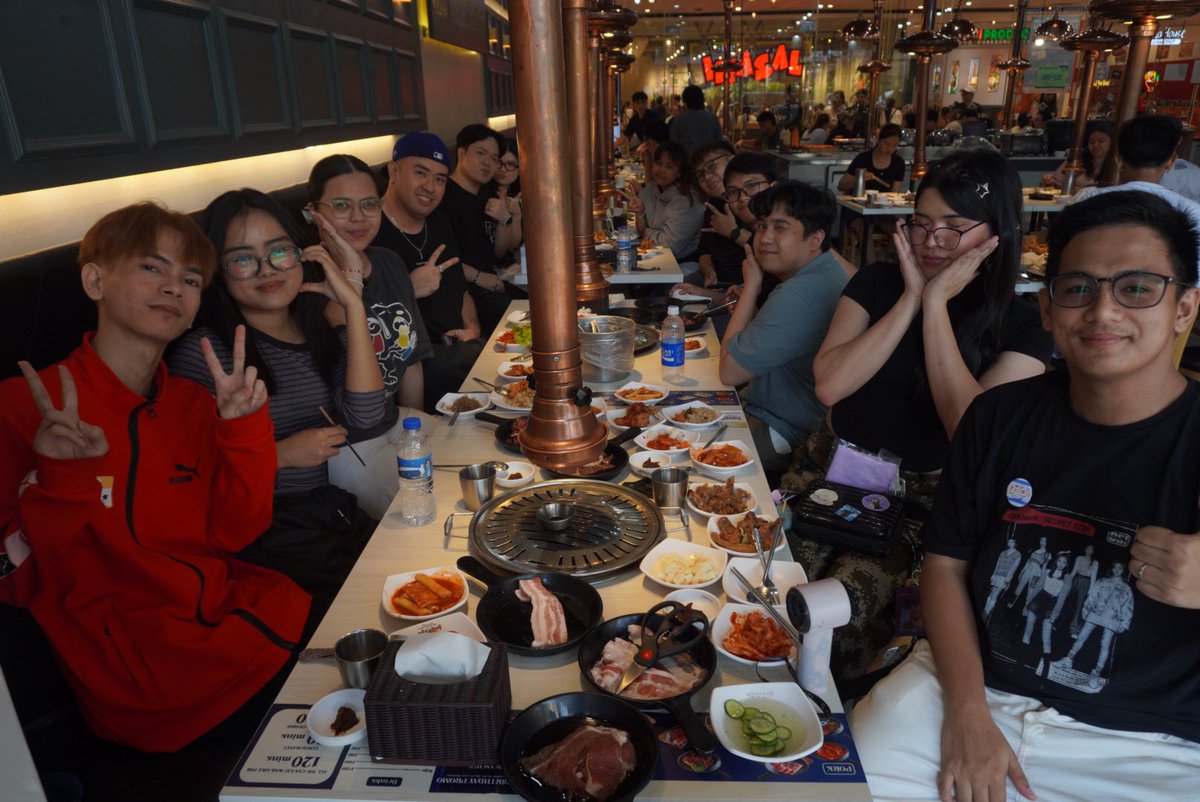 _lvr4ash's tweet photo. i miss you guys so much alreadyyy :(( https://t.co/NkSgPPRYkq