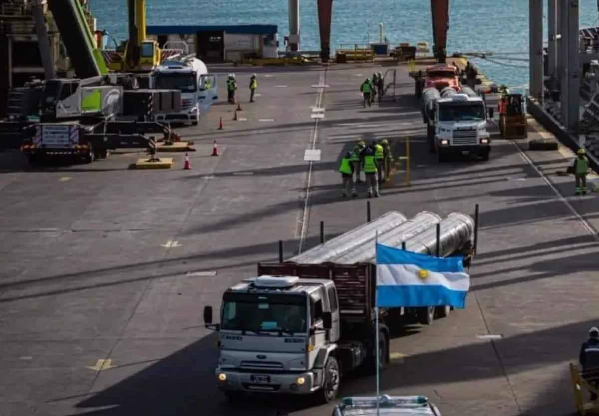 Nuestromar's tweet photo. ➡️  Vaca Muerta empieza a cambiar la logística de los puertos del sur argentino: La llegada de miles de caños desde India para construir el gasoducto que llevará el gas de Vaca Muerta hasta la costa de Río Negro expone… dlvr.​it/TVnC38 #Destacadas #EnergíayMinerales #Puertos https://t.co/QvyS80Q2q9