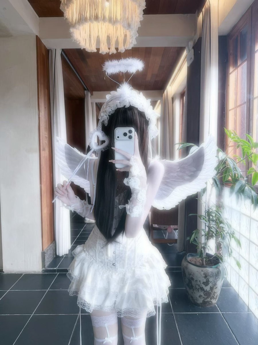 Kkrii77's tweet photo. 小猫啃人类一口就变成天使了呀 https://t.co/kCiPoAJrZ0