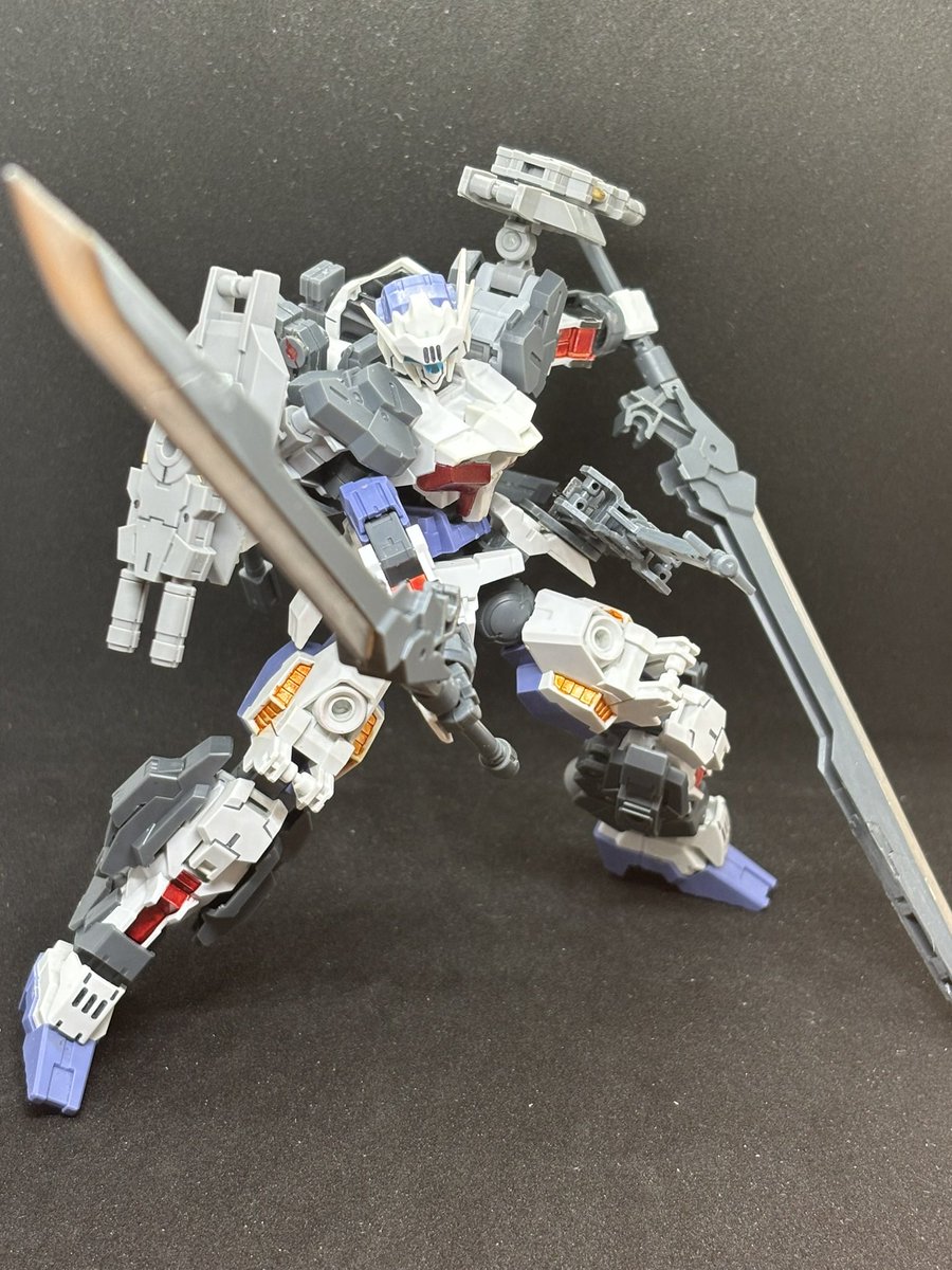 FGOZero's tweet photo. @MxoU75z 「ヴィゾフニルを攻撃することを望んだ色彩がいるって言うの…そんな事、誰が…！」
ジワジワと削りに来る戦い方、以前と状況が違うにしても明らかにおかしい…
「このっ…うろちょろ飛び回って…！」
自身を包囲するスケイルを退かせ、本体へ迫ろうとする https://t.co/Gzcan2KmgZ
