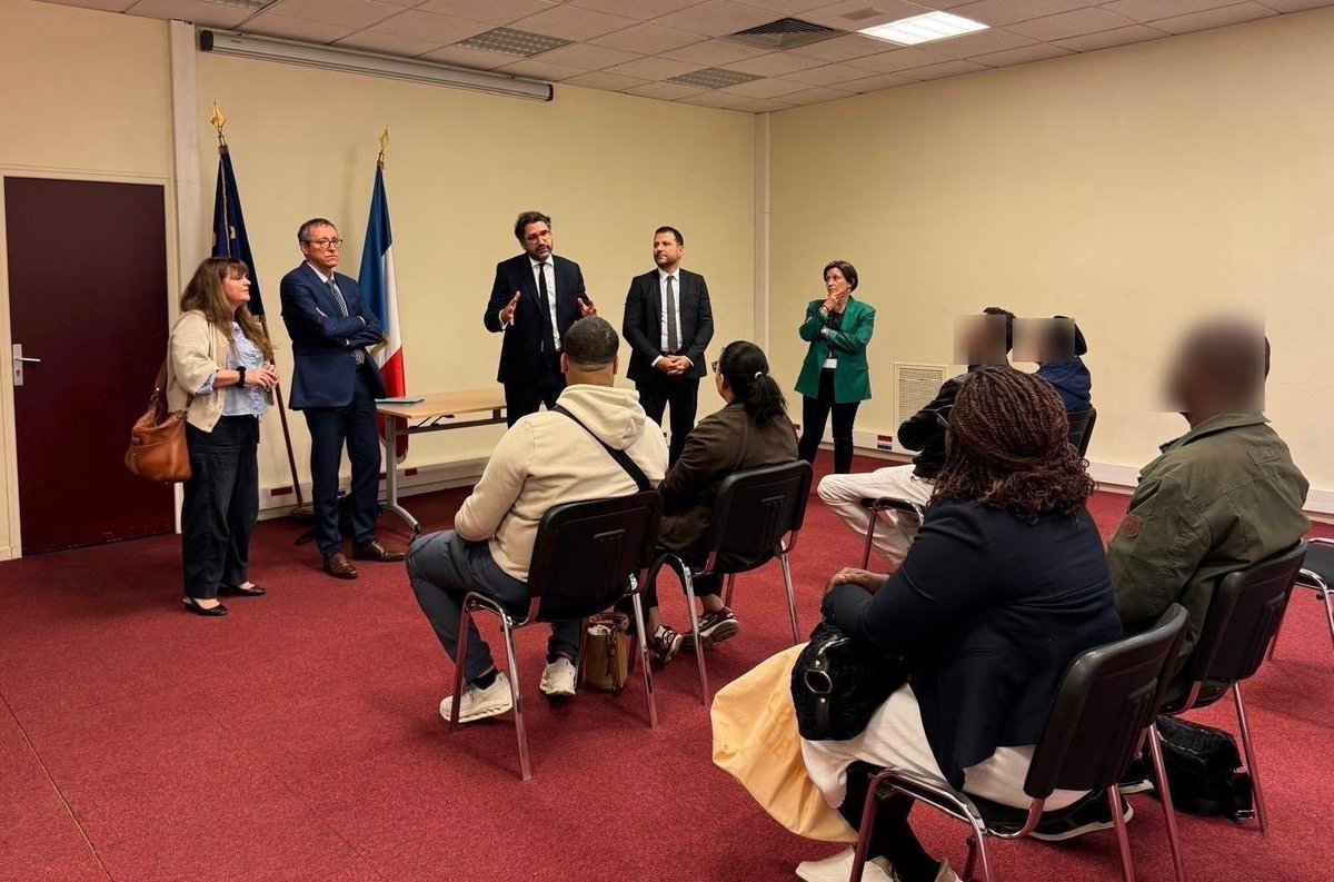 Prefet92's tweet photo. 🔴 Convocation des parents de jeunes impliqués dans les violences 

Le préfet des Hauts-de-Seine, Alexandre Brugère, le procureur de la République, Yves Badorc, et le directeur des services de l’éducation Nationale, Frédéric Fulgence, ont échangé ce matin avec les parents de trois adolescents.

Un message clair : vous êtes responsables moralement et juridiquement de vos enfants. Conscients de la gravité de la situation, les parents se sont fermement engagés à ce que ces faits ne se reproduisent plus.

D’autres convocations seront organisées cette semaine.

Cc
@acversailles 
@TJ_Nanterre