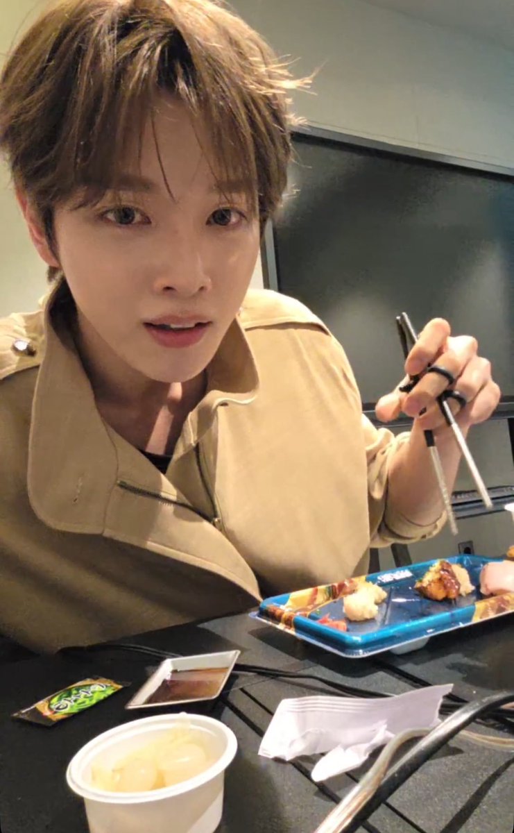 MyDeerBambiiii's tweet photo. Sungchan live summary

1. Phone broke+finally remembered wvrs pass
2. Childhood dream: baseball player
3. Got training chopstick from manager took 5 mins to figure them out
4. Wants to go back to Milan w/ members
5. Sohee walked by making a weird face😂
6. Practice at 8pm, bye! https://t.co/YGN6Jflf67