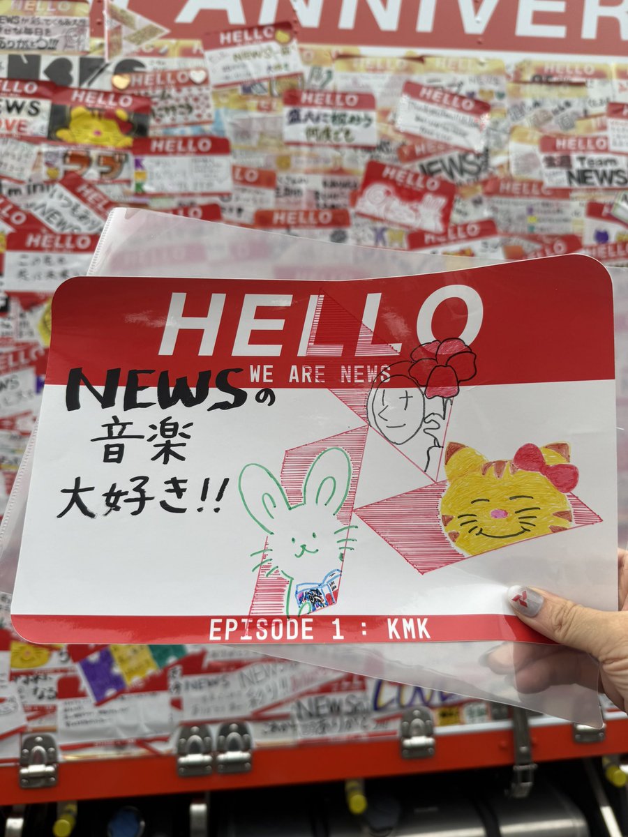 Mz2Fa's tweet photo. そっか！ステッカーは1回リセットになったのね。確かにいっぱい貼ってあったもんなぁ！
有明で貼ったのは4枚目のこちら！↓↓↓
横アリのには
なんて書こうかなぁ( *´꒳`*) https://t.co/XKDK6baf50