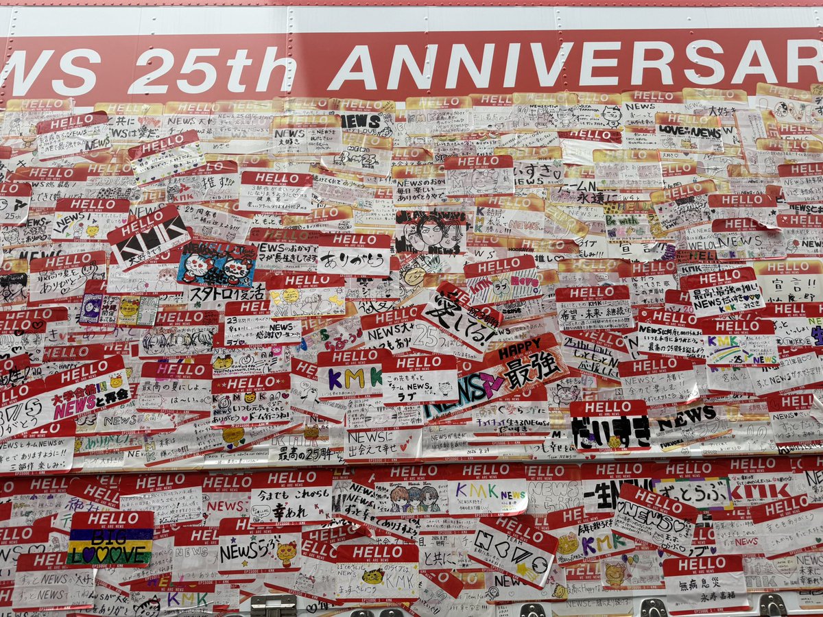 Mz2Fa's tweet photo. そっか！ステッカーは1回リセットになったのね。確かにいっぱい貼ってあったもんなぁ！
有明で貼ったのは4枚目のこちら！↓↓↓
横アリのには
なんて書こうかなぁ( *´꒳`*) https://t.co/XKDK6baf50