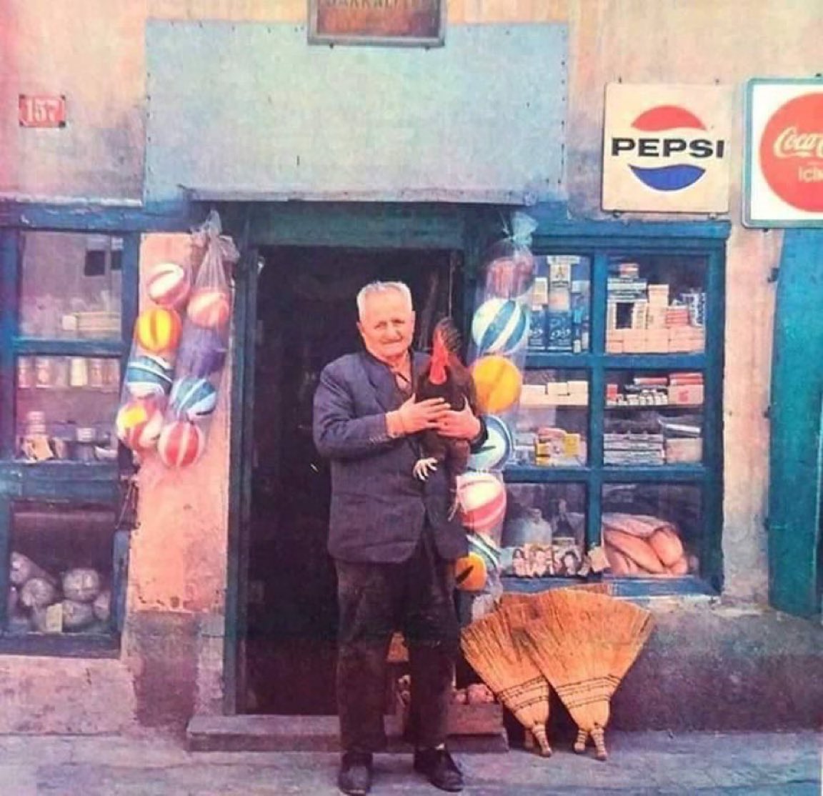 sivriikalemler's tweet photo. Böyle bir bakkala girsen ilk ne alırdın? https://t.co/bG6bML5L2S