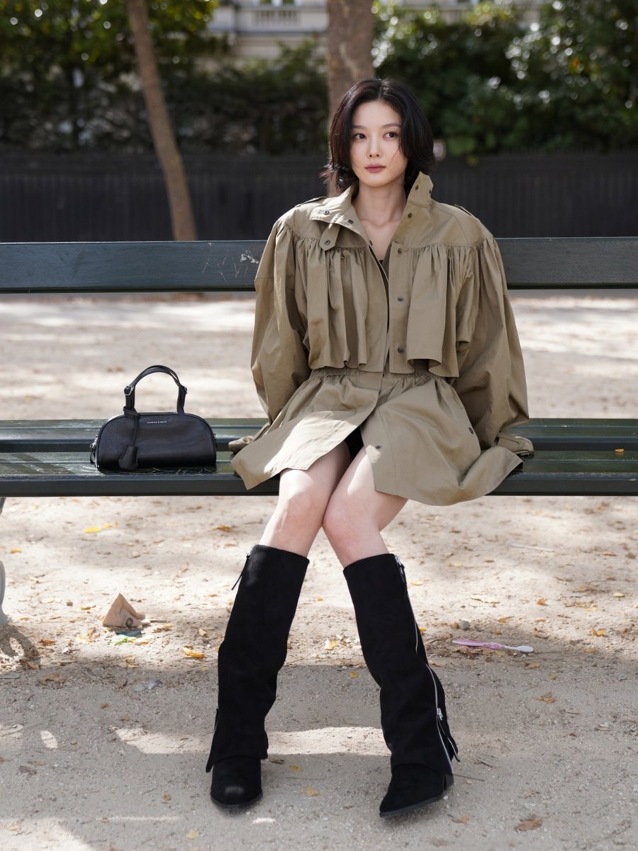 Charles_Keith's tweet photo. Off duty by the Champs-Élysées, Kim You Jung in CHARLES &amp; KEITH Fall Winter 2026 🖤  

https://t.co/GSSeH4LwSL 

#AsSeenAtFashionWeek 
#ImwithCharlesKeith https://t.co/oCXhsozBNJ