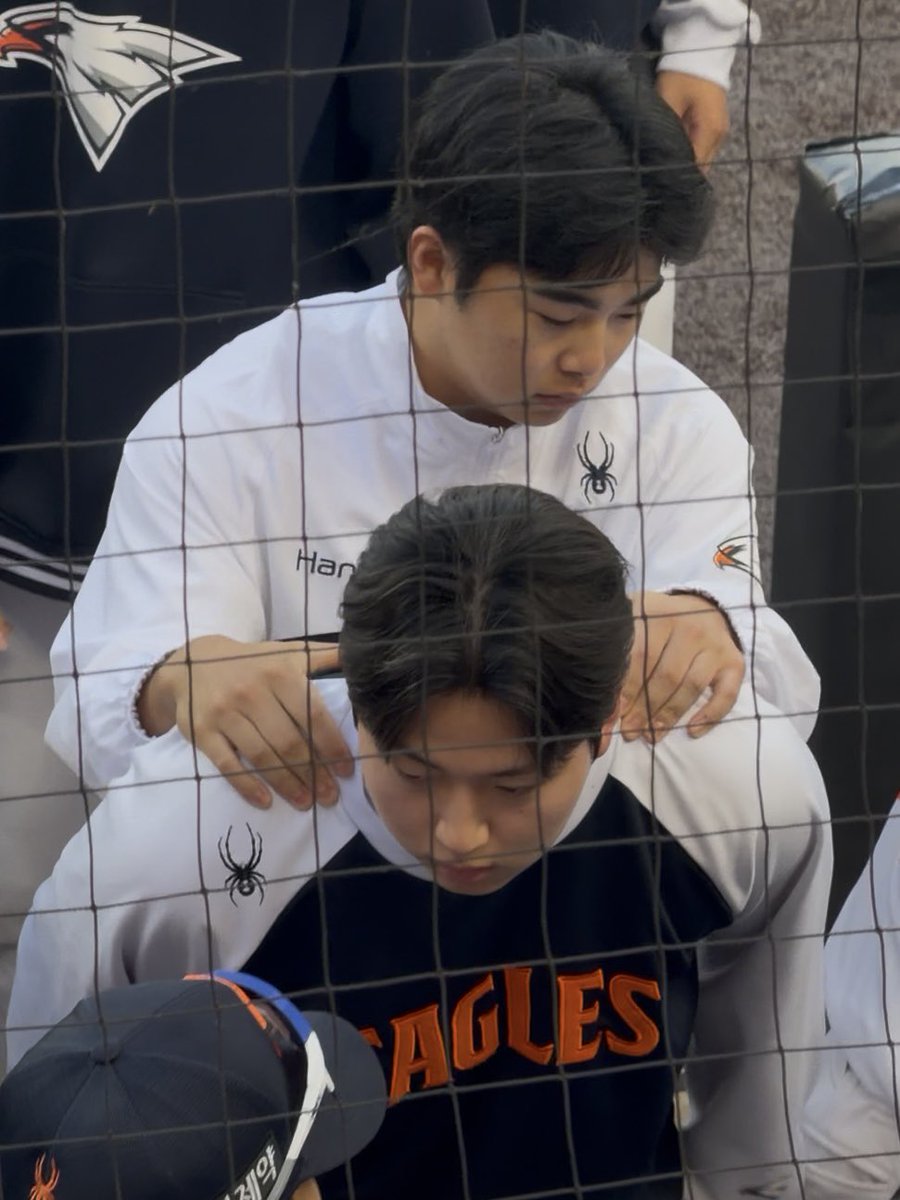 hotzpil's tweet photo. 동욱이를찍으면옆에현빈이가있고
현빈이를찍으면옆에동욱이가있음 https://t.co/ufKchcTA5K