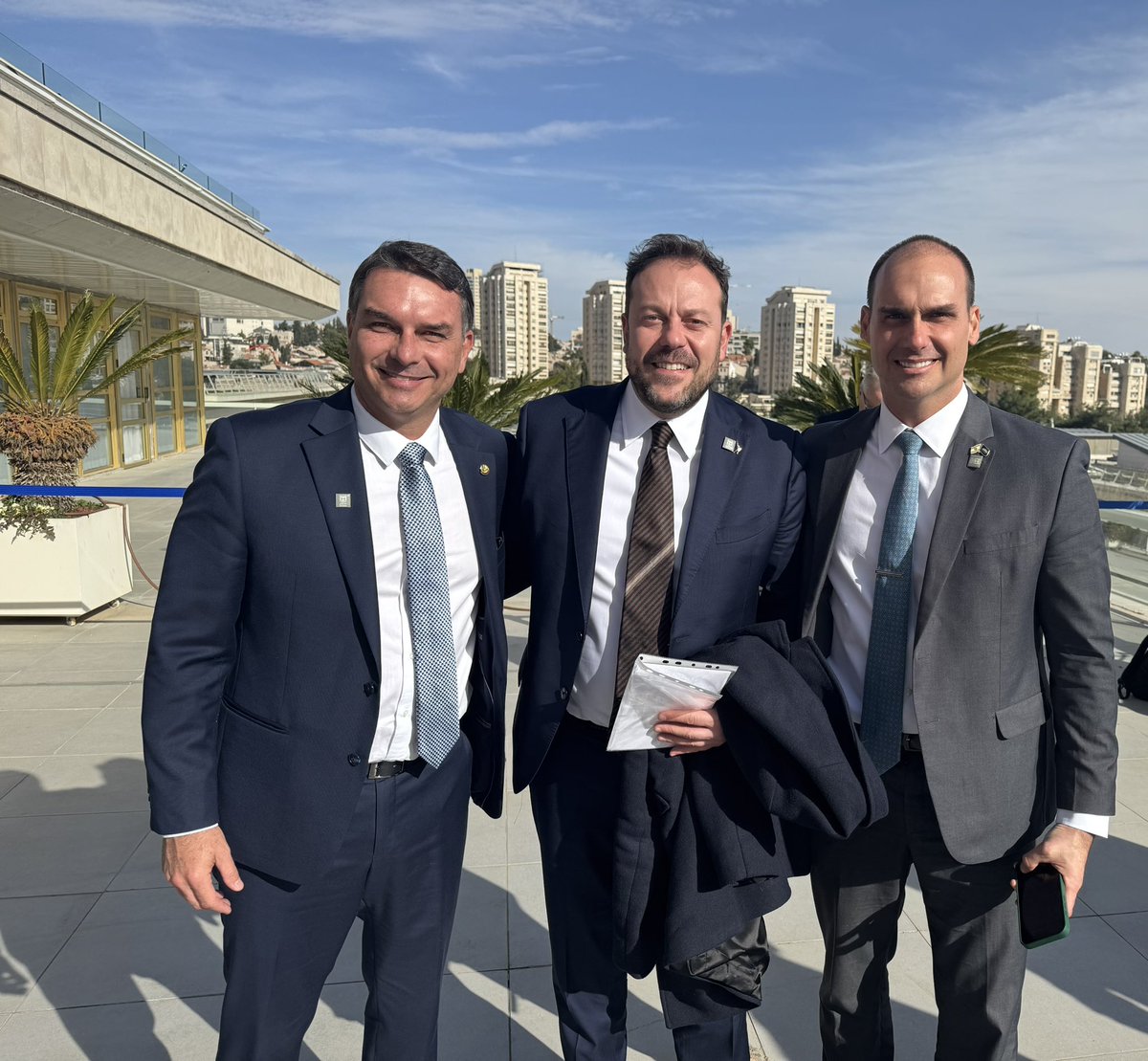 eugenio_zoffili's tweet photo. 🇮🇹🇧🇷 Congratulazioni a @FlavioBolsonaro per lo straordinario risultato alle elezioni in #Brasile: primo con oltre 56 milioni di voti!
Ho avuto il piacere di incontrarlo insieme al fratello Eduardo @BolsonaroSP lo scorso 26 gennaio in Israele, in occasione della Conferenza internazionale contro l’antisemitismo, dove sono intervenuto alla Knesset.
Un risultato importante per chi crede nella libertà, nella sicurezza, nella difesa dell’identità e della sovranità dei popoli.
Come ha scritto @matteosalvinimi Matteo Salvini: Força, Flávio!