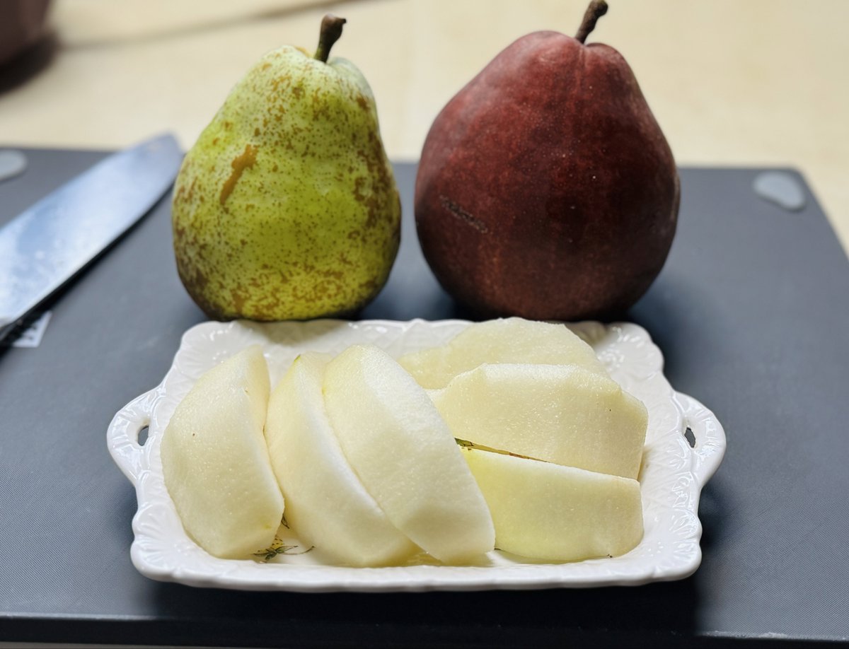 KkParticle's tweet photo. 今日も1日お疲れ様でした♫
洋梨の食べ比べしよっと🍐
左のがバラード、右の赤いのがリーガルレッドコミス https://t.co/ExyfAiSN6U