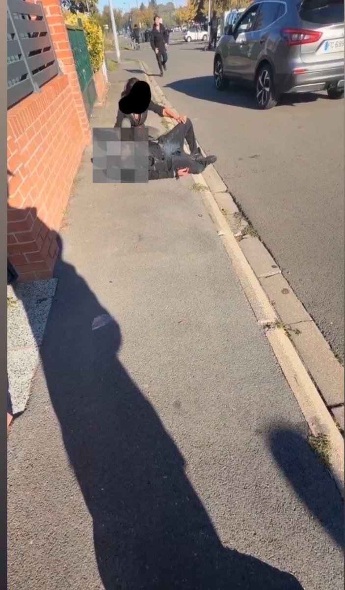 AlertesInfos's tweet photo. 🇫🇷 ALERTE - Des témoins assurent que le lycéen aurait reçu la grenade directement sur la main et ne l’aurait pas ramassée lui-même. Son avant-bras aurait également été arraché jusqu’au coude. (France 3) https://t.co/66vUwDg6G3