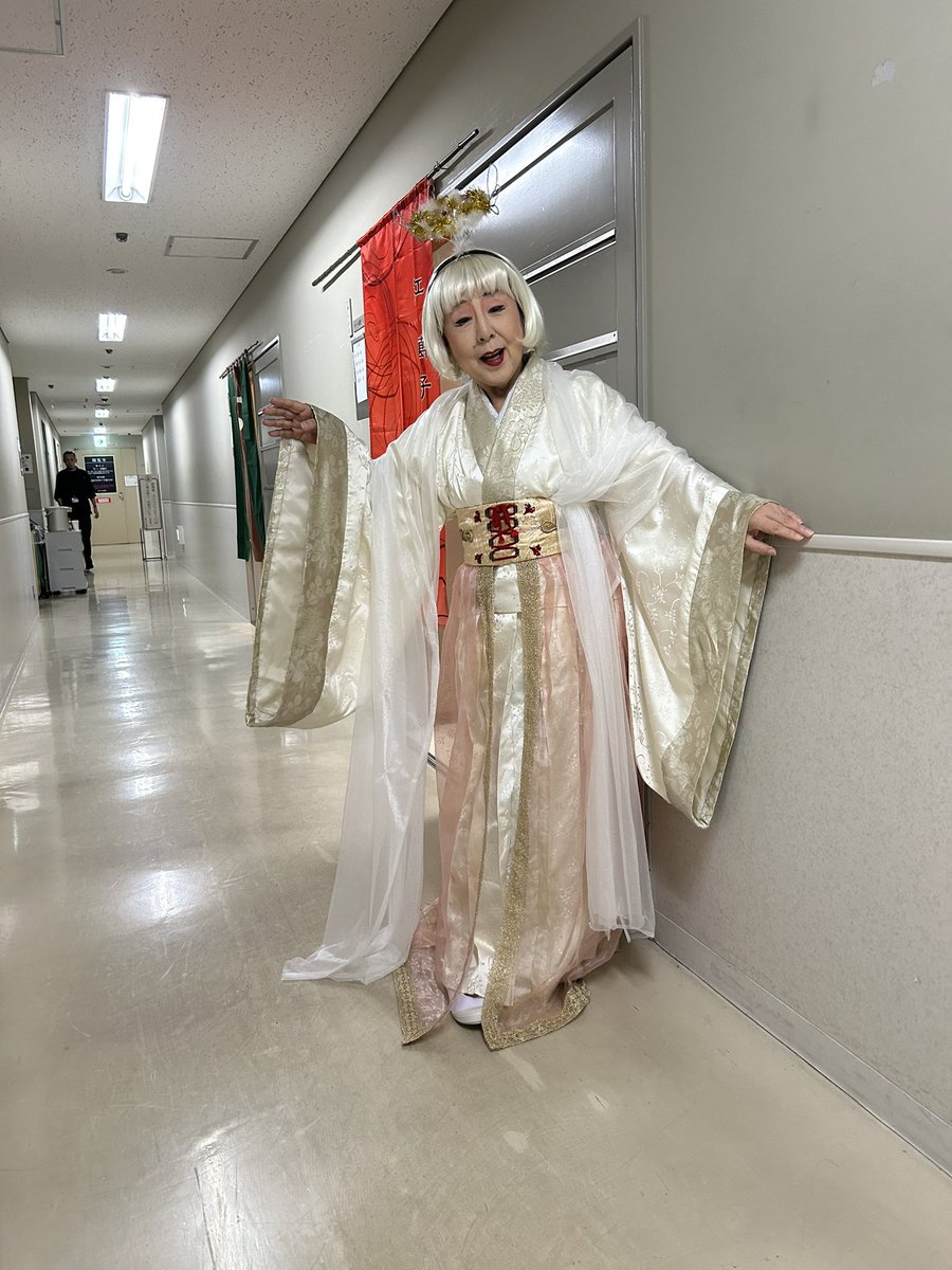 kurenai_manko's tweet photo. ご無沙汰してます♪ようやく１０月の公演終わりました〜掃除のおばちゃん🧹実は天女との役でした♪終わり京都に夜中走り、翌る日は雲霧の撮影〜足ぱんぱん〜けど今日は１０月末の芝居稽古、ババア乗り越えております♪寒くなりました〜皆さん風邪に気をつけてね！ファイトやで〜
#侍タイムスリッパー https://t.co/XRbQ0Bfiuu