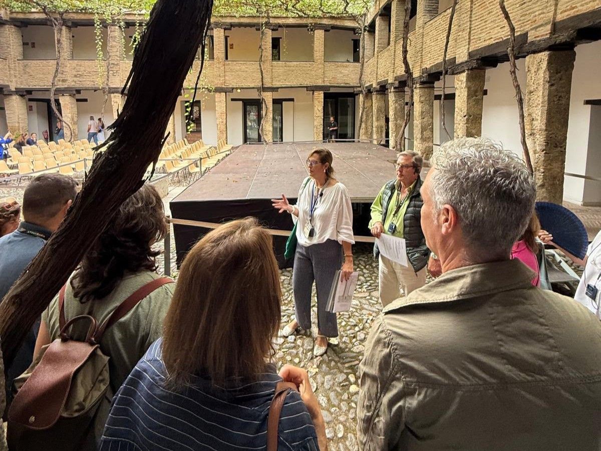 IcagrTwit's tweet photo. Un recorrido cultural por el universo cervantino en Granada, de la mano de Granada Singular, abre los actos de #SantaTeresa2026. 👉️ En total, más de 200 colegiados participan en las actividades culturales, lúdicas y deportivas. 
🔗 https://t.co/PFgBNvmVGa https://t.co/ZGvLf3SQOu