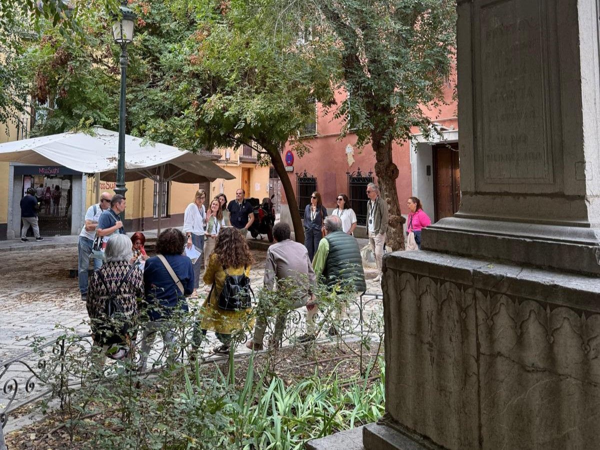 IcagrTwit's tweet photo. Un recorrido cultural por el universo cervantino en Granada, de la mano de Granada Singular, abre los actos de #SantaTeresa2026. 👉️ En total, más de 200 colegiados participan en las actividades culturales, lúdicas y deportivas. 
🔗 https://t.co/PFgBNvmVGa https://t.co/ZGvLf3SQOu