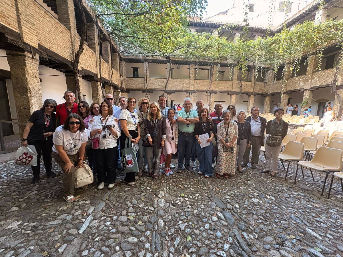 IcagrTwit's tweet photo. Un recorrido cultural por el universo cervantino en Granada, de la mano de Granada Singular, abre los actos de #SantaTeresa2026. 👉️ En total, más de 200 colegiados participan en las actividades culturales, lúdicas y deportivas. 
🔗 https://t.co/PFgBNvmVGa https://t.co/ZGvLf3SQOu