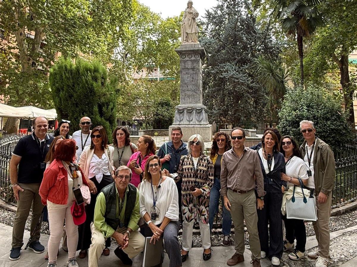 IcagrTwit's tweet photo. Un recorrido cultural por el universo cervantino en Granada, de la mano de Granada Singular, abre los actos de #SantaTeresa2026. 👉️ En total, más de 200 colegiados participan en las actividades culturales, lúdicas y deportivas. 
🔗 https://t.co/PFgBNvmVGa https://t.co/ZGvLf3SQOu