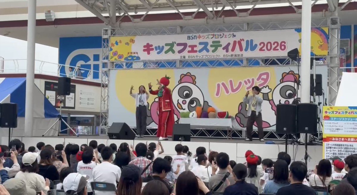 tyasu1000's tweet photo. 昨日は❗️万代シテイにて‼️
昨年に引き���き
『BSNキッズフェスティバル2026』に出演✨

昨年よりも
オリジナルのお野菜の帽子や、トマTなどを身につけて、
遊びに来てくれているお友達が多くて感動😭🫶

最後に三浦 萌アナ、前野 智郎アナのお二方がトマトの歌一緒に踊ってれました

ありがとまと🍅‼️ https://t.co/SGDSF2utRU