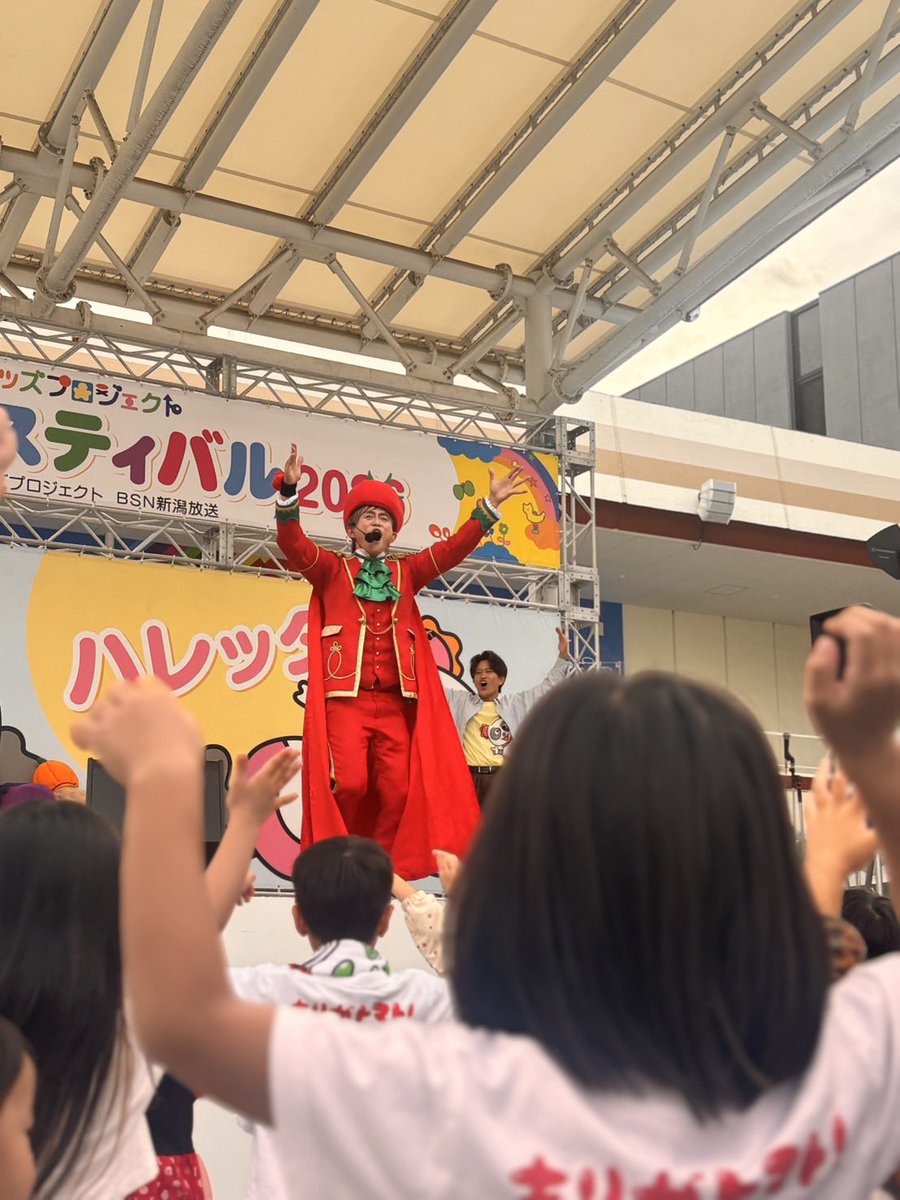 tyasu1000's tweet photo. 昨日は❗️万代シテイにて‼️
昨年に引き���き
『BSNキッズフェスティバル2026』に出演✨

昨年よりも
オリジナルのお野菜の帽子や、トマTなどを身につけて、
遊びに来てくれているお友達が多くて感動😭🫶

最後に三浦 萌アナ、前野 智郎アナのお二方がトマトの歌一緒に踊ってれました

ありがとまと🍅‼️ https://t.co/SGDSF2utRU