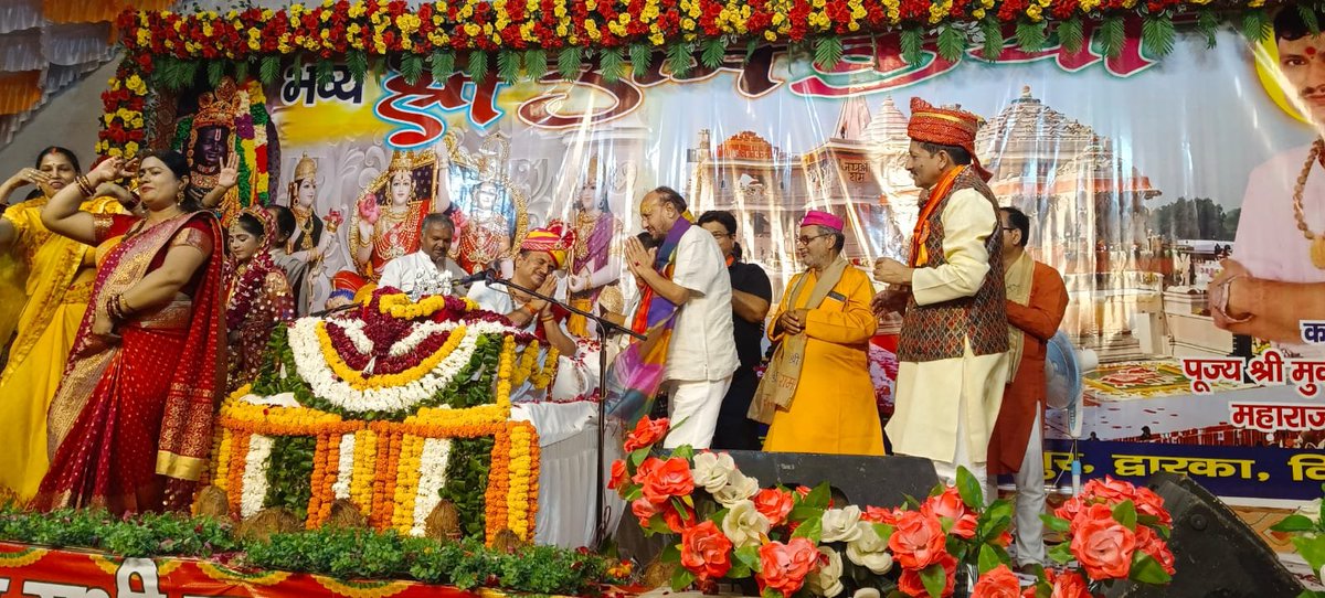 PawanSharmabjp1's tweet photo. 📍बिंदापुर DDA फ्लैट में पूर्वांचल समाज द्वारा आयोजित श्री राम कथा में सम्मिलित होकर प्रभु श्रीराम की पावन कथा का श्रवण करने का सौभाग्य प्राप्त हुआ।

इस अवसर पर क्षेत्रवासियों एवं पूर्वांचल समाज के बंधुओं से आत्मीय संवाद हुआ। प्रभु श्रीराम के सत्य, सेवा, मर्यादा और लोककल्याण के आदर्श हम सभी को निरंतर जनसेवा के मार्ग पर आगे बढ़ने की प्रेरणा देते हैं।

प्रभु श्रीराम की कृपा सभी पर बनी रहे।
🚩 जय श्री राम! 🙏

#PawanSharma #MLAUttamNagar #BJP4Delhi #BJP